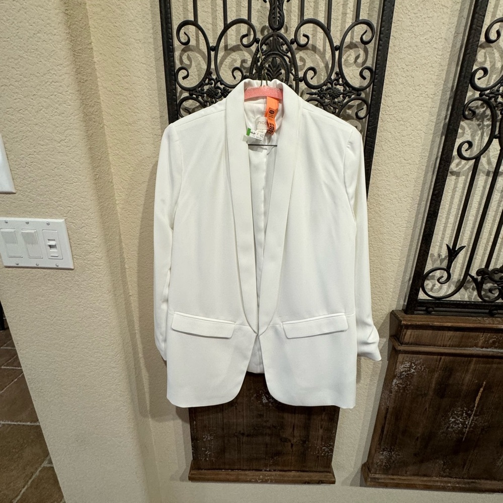 Chicos ladies lined, white, open style blazer. Size 0.